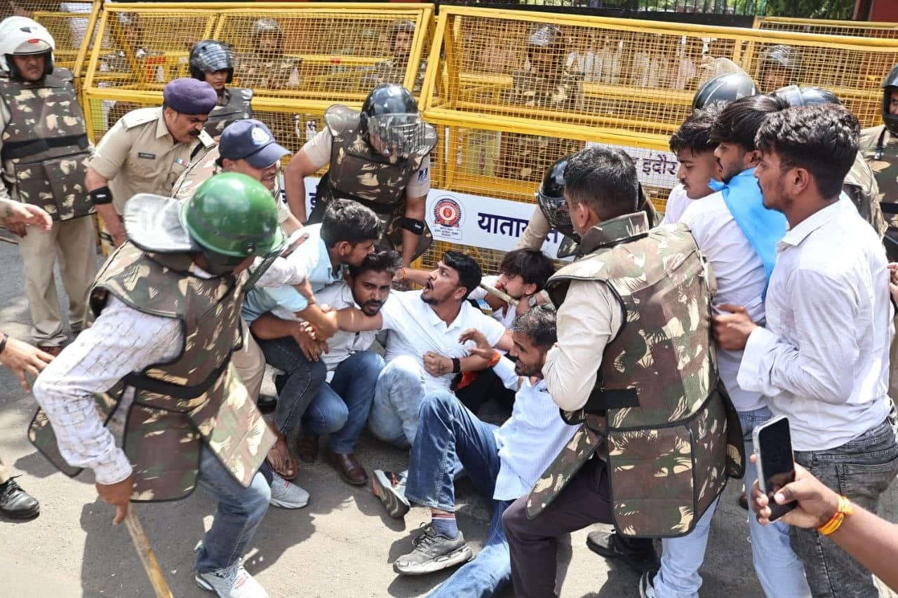 यूनिवर्सिटी में एनएसयूआई और पुलिस के बीच भिड़ंत