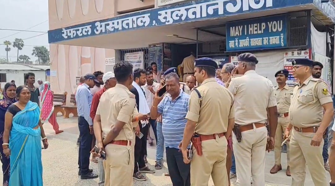 अस्पताल के बाहर भीड़