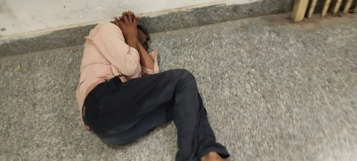 patient remained in pain all night at the hospital gate