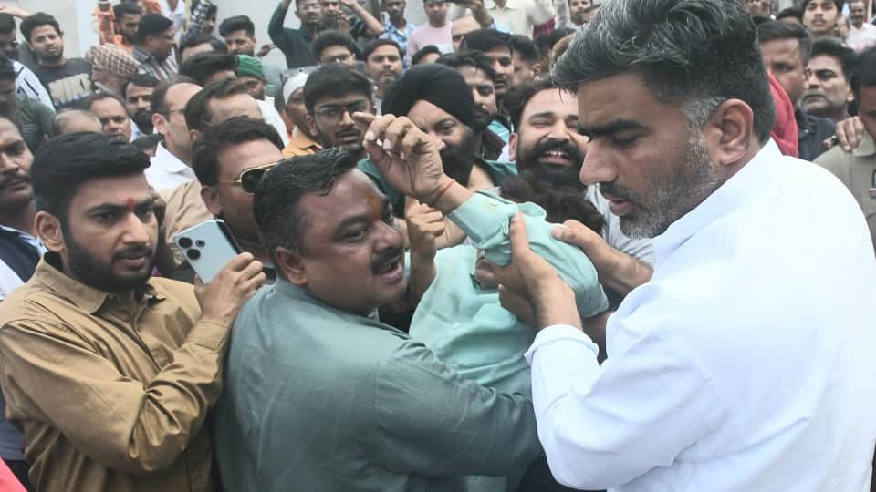 Meerut: Biggest action so far in Central Market, 44 buildings sealed, anger among traders