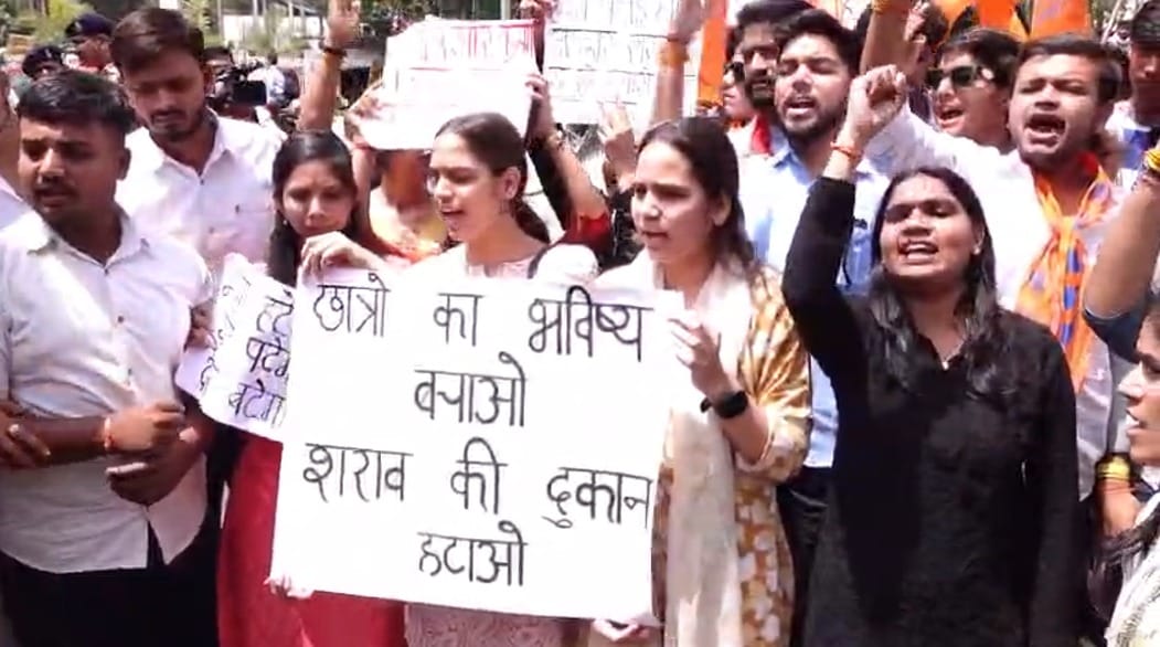 Bhopal News: Protest Against Liquor Shop Near College; ABVP Creates Ruckus, Blocks Road, Attacks Shop, Clashes