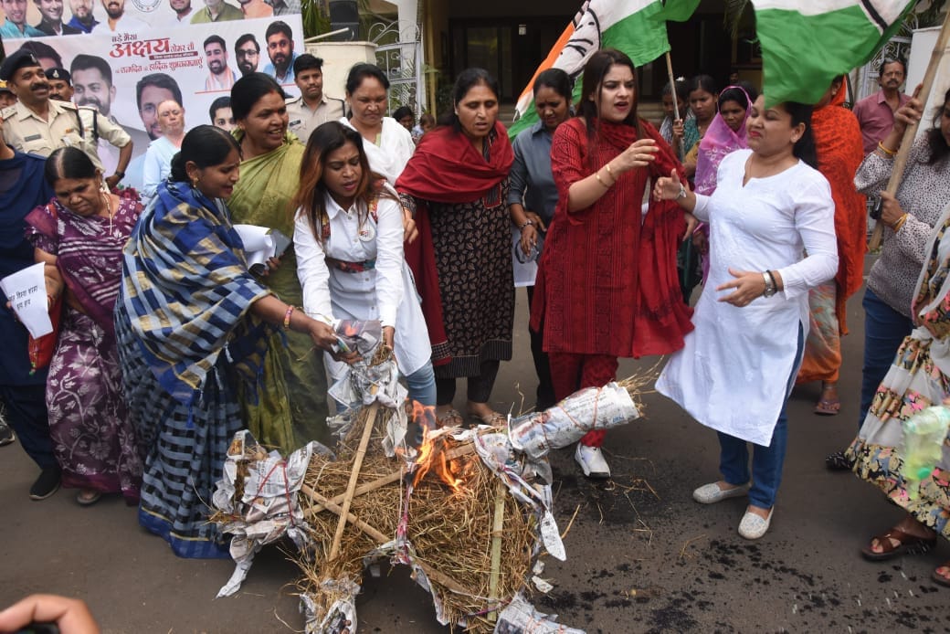 Bhopal News: Congress Outraged Over Remarks Against Kharge; Women's Congress Stages Protest in Bhopal, Burns E