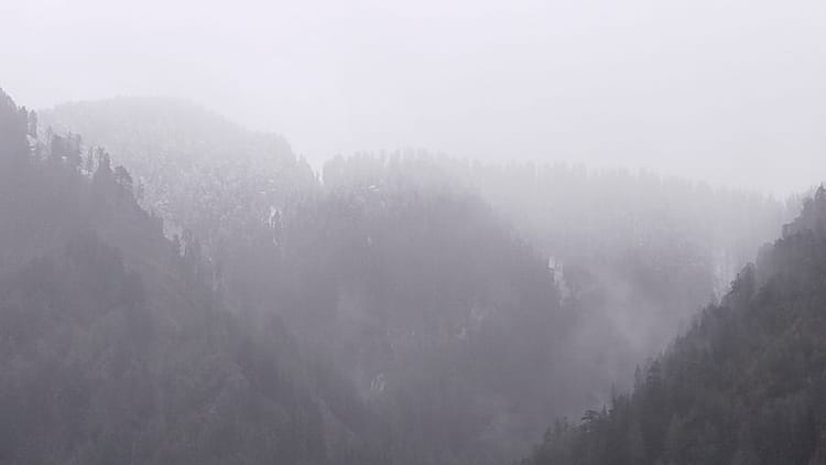 Uttarakhand Snowfall: अप्रैल में दिसंबर जैसी सर्दी; चकराता में हुई बर्फबारी, मौसम बदलते ही ठंड में हुआ इजाफा