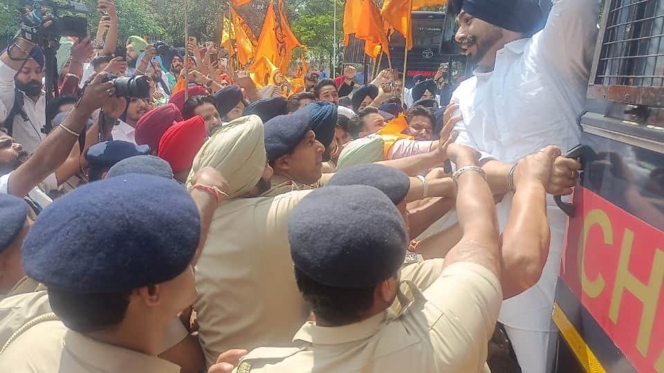 प्रदर्शनकारियों को हिरासत में लेती पुलिस