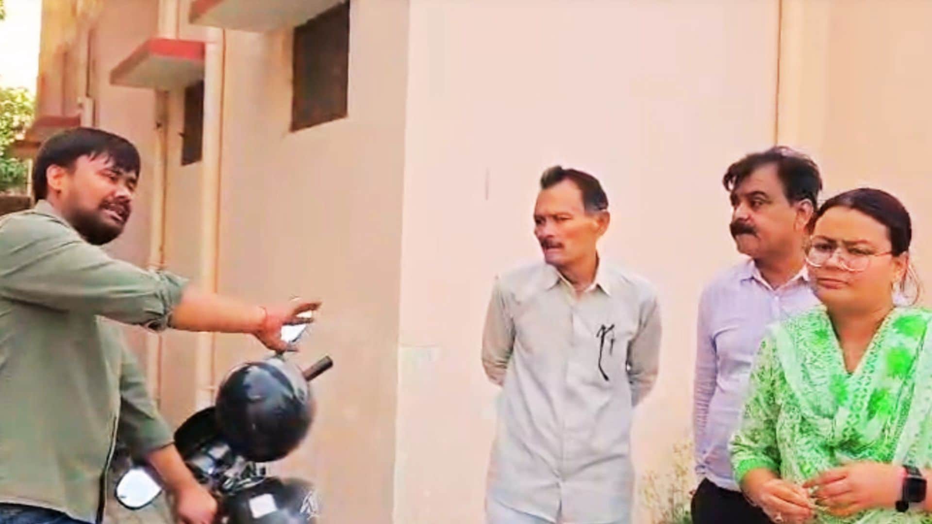 डीआईओएस कार्यालय में कर्मचारियों के सामने अपनी बात रखता युवक।