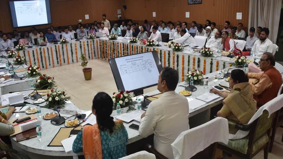 मुरादाबाद में दिशा की बैठक में सपा सांसद रुचिवीरा