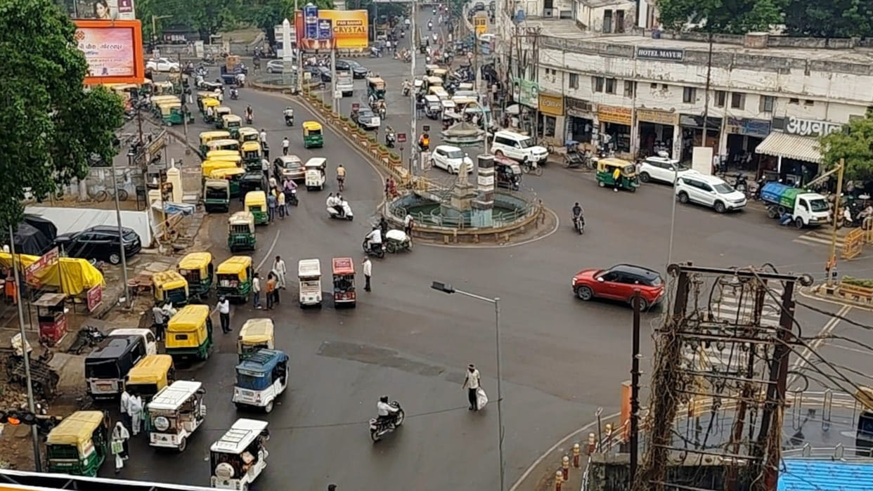 Weather in Gorakhpur has been pleasant since morning. There is light rain, and cool winds have been blowing