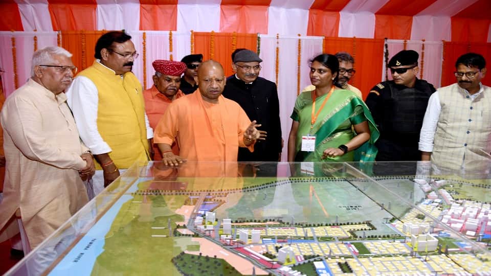 ग्रेटर आगरा प्रोजेक्ट को देखते सीएम योगी