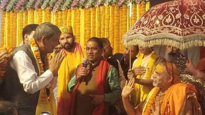 Gadu Ghada Oil Pitcher Procession Reaches Rishikesh Harish Rawat Meets Swami Avimukteshwaranand Saraswati