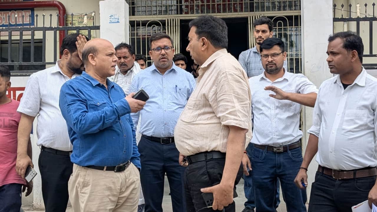 स्वास्थ विभाग की टीम ने हॉस्पिटल का औचक निरीक्षण किया।