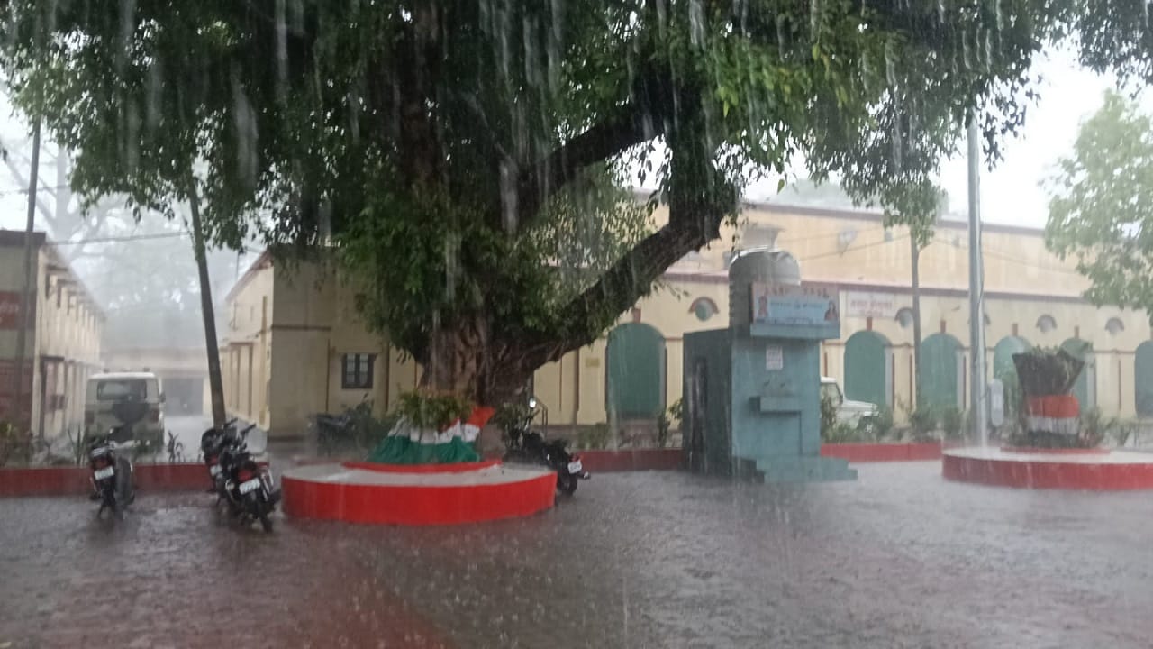 Heavy rain in Bareilly division Waterlogging in several areas of the city crops damaged by strong winds
