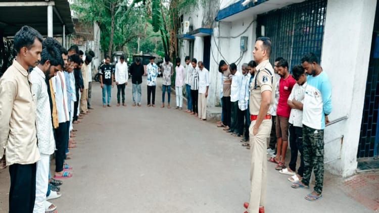 Raipur News: रायपुर में पुलिस का बड़ा अभियान, शराब-हुक्का पर कार्रवाई में 75 आरोपी गिरफ्त में