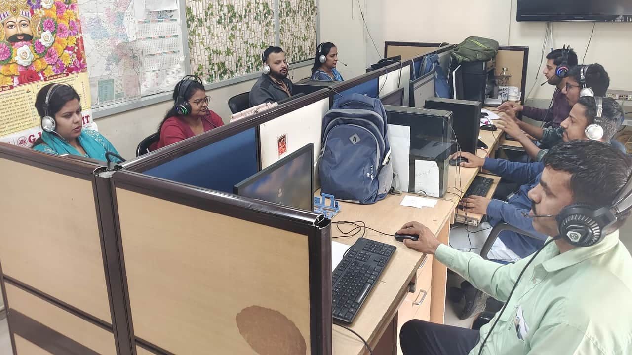 कंट्रोल रूम में किसानों की ओर से किए गए फोन काॅल सुनते हुए तैनात कर्मचारी।