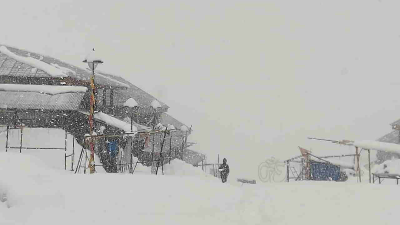 Snowfall at Kedarnath Dham and Yamunotri Dham Uttarakhand Weather Updates Snowfall Photos