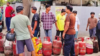 LPG Crisis in Ghaziabad Workers Forced to Pay ₹400 per Kg for Cooking Gas Know Details