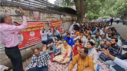 UP: Protest against retrenchment of outsourced employees, sit-in at the gate of Madhyanchal Vidyut headquarter