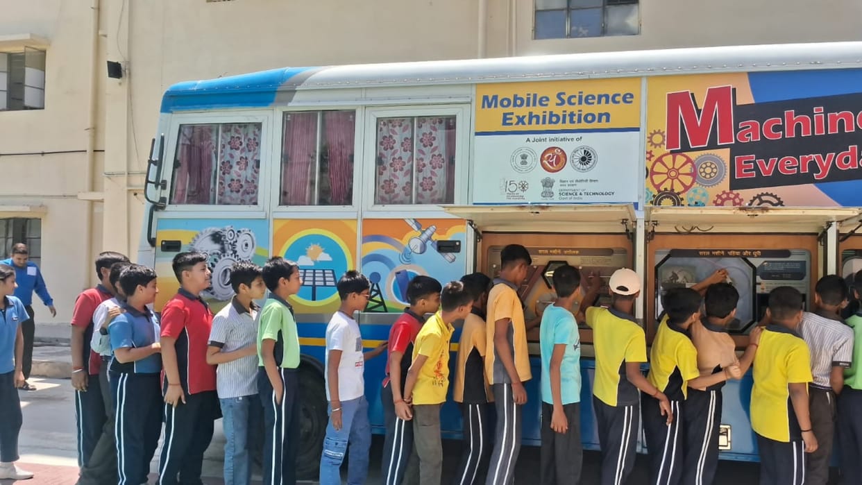 Prayagraj: Science information given to children through exhibition, children excited to see the mobile