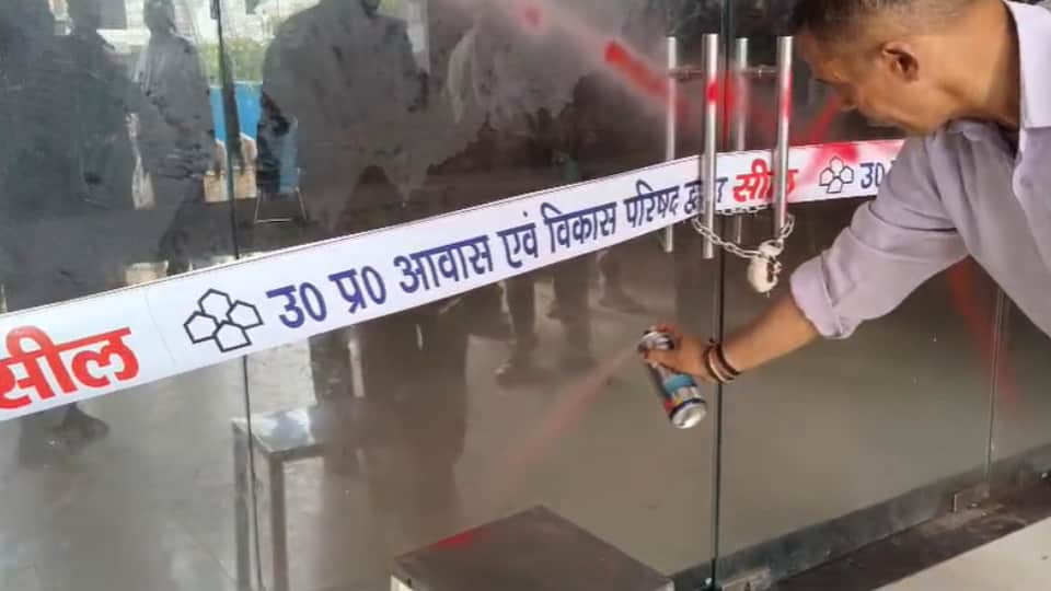 Meerut: Central Market Sealing Drive Sparks Protest, Hospitals and Schools Locked, Traders Block Road in Anger