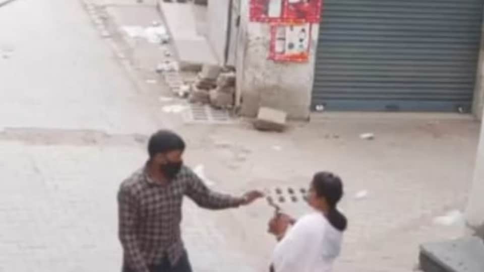 पत्नी पर वार करता आरोपी