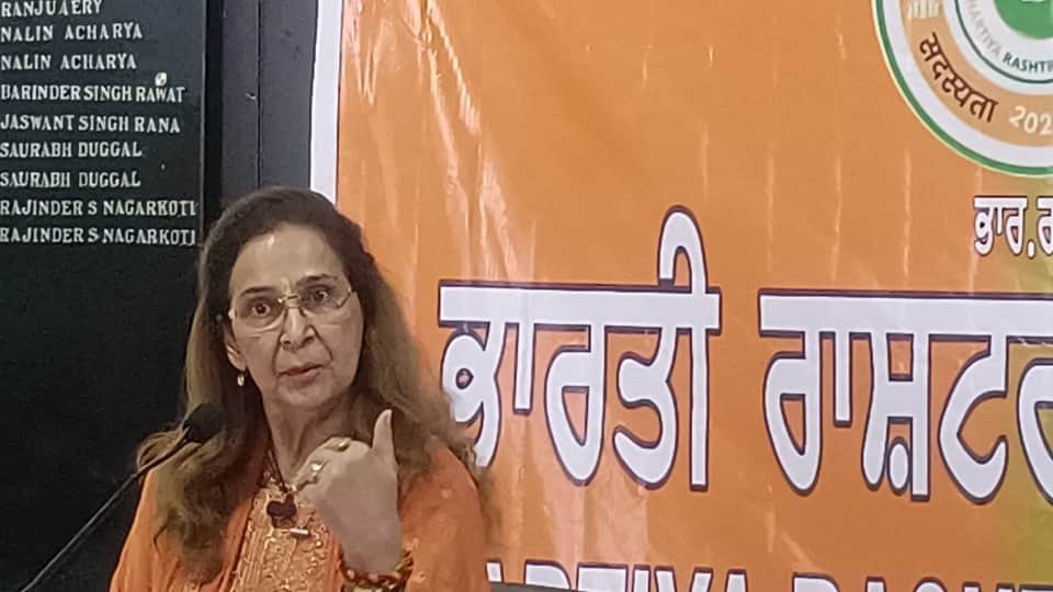 पत्रकारों से बात करतीं नवजोत काैर सिद्धू