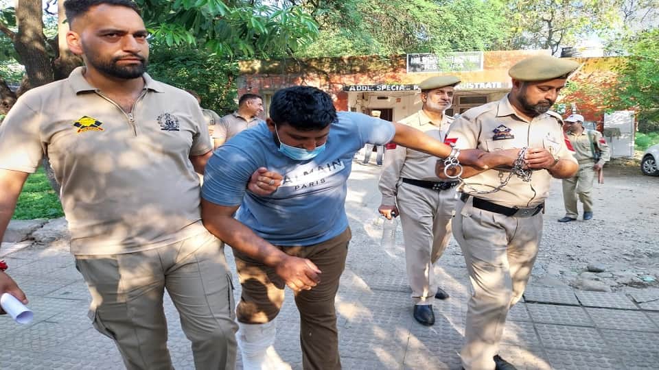 पुलिस की गिरफ्त में लाहू