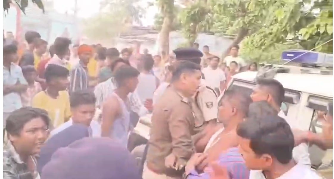 पुलिस से भिड़े लोग