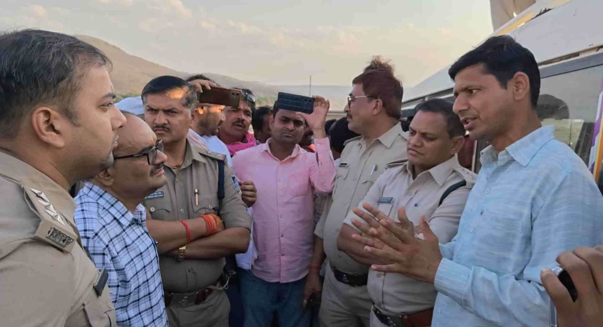 ken betwa project protest dhodhan dam chhatarpur tribal farmers agitation bundelkhand news