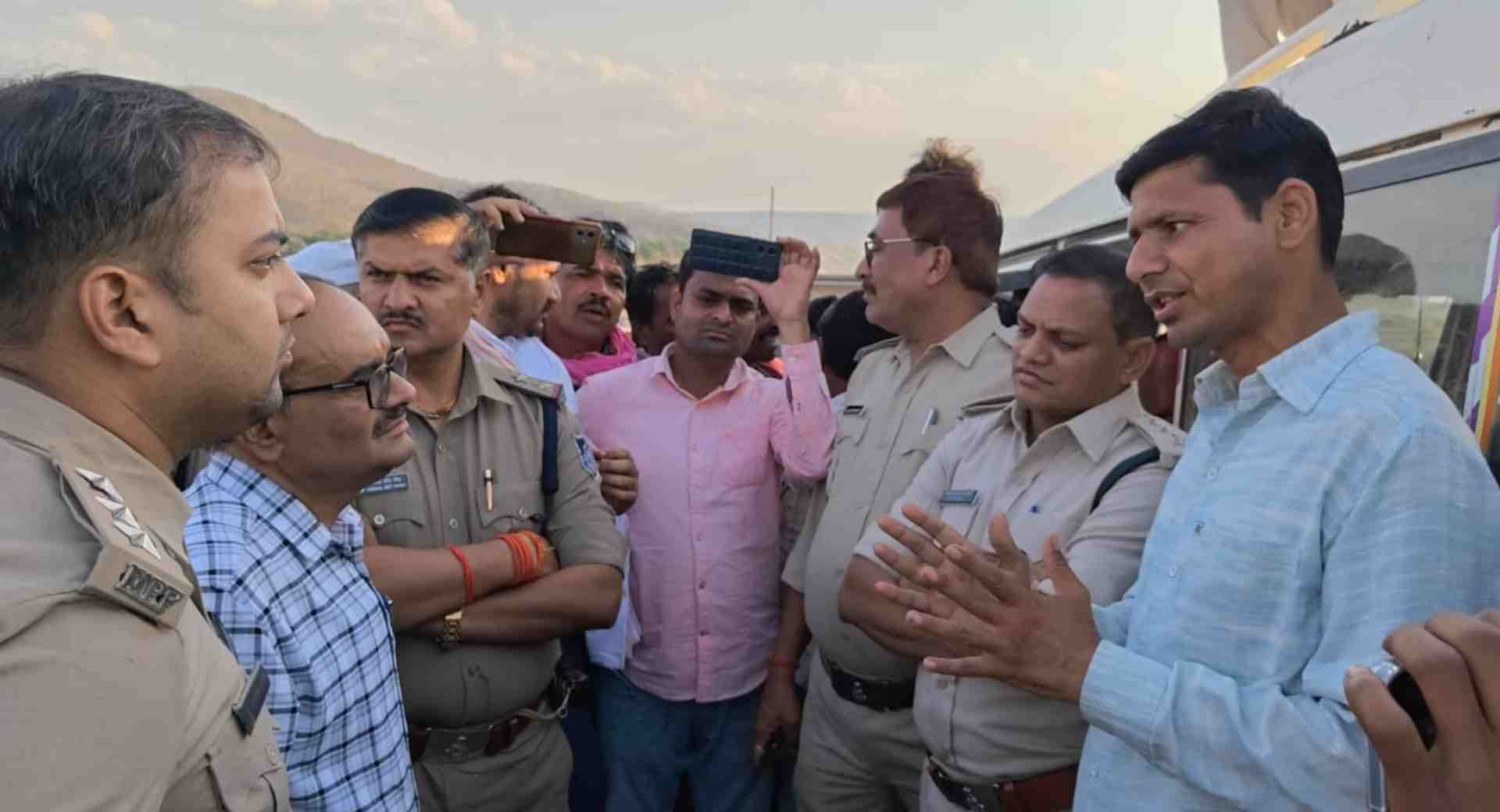 ken betwa project protest dhodhan dam chhatarpur tribal farmers agitation bundelkhand news