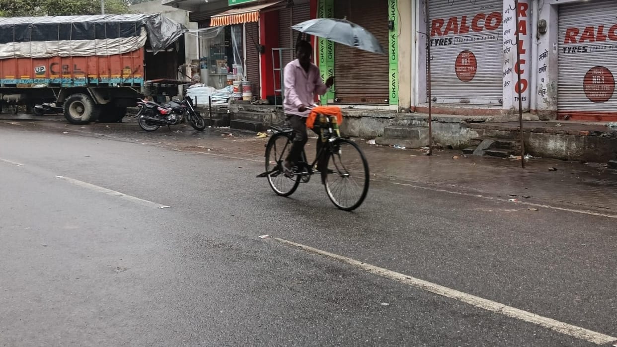 Bareilly Temperature drop due to drizzle and light rain for one hour in Pilibhit