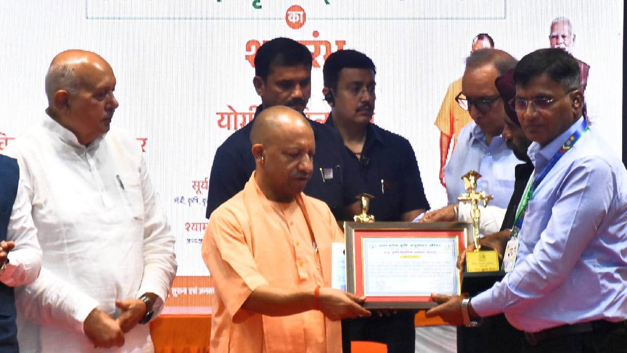 सीएम योगी ने सम्मानित किया।