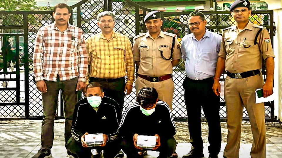 Uttarakhand STF Operation in Kashmir Nationwide Cyber Fraud Network Busted Two Accused arrested Amidst Crowd