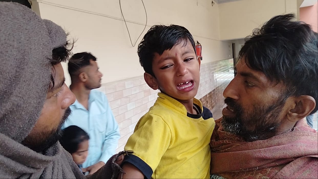 School Bus Carrying Dozens of Children Overturns Near Meerut, Locals Rescue Students as Driver Flees