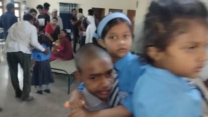 School Bus Carrying Dozens of Children Overturns Near Meerut, Locals Rescue Students as Driver Flees