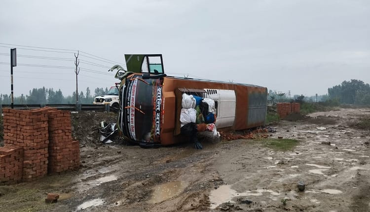 Road Accident: गदरपुर बाईपास पर हरिद्वार से नेपाल जा रही डबल डेकर बस अनियंत्रित होकर पलटी, सात यात्री घायल