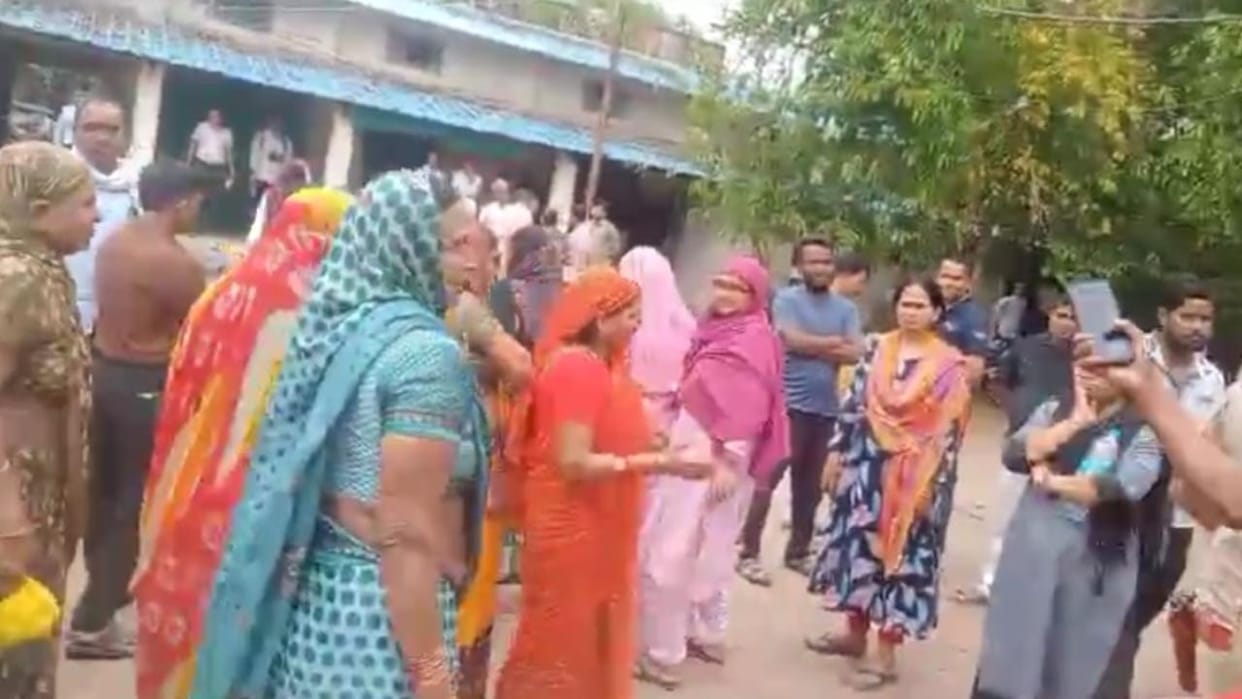 Jhansi: Electricity cuts even after recharge, consumers get angry
