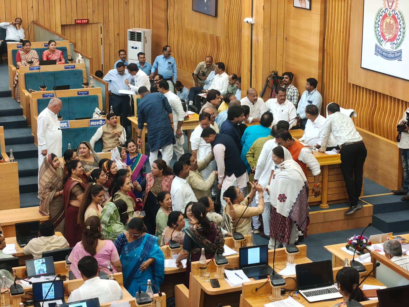 सदन में वंदे मातरम पर हंगामा।