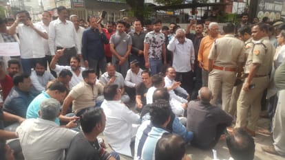 मेरठ के सेंट्रल मार्केट में सीलिंग कार्रवाई का विरोध, पुलिस से उलझे व्यापारी; भारी फोर्स तैनात