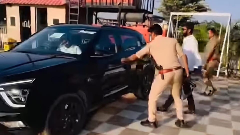 Rampur: Video of Swar MLA Shafiq Ahmeds Son Viral, Constables Seen Opening Car Door Manner Doormen