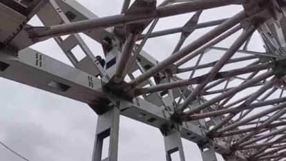 Uttarkashi Municipal Council President Manoj Kohli Climbs onto Bridge Demands Investigation into Corruption