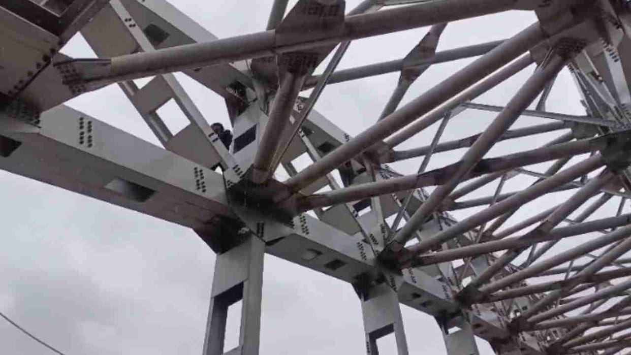 Uttarkashi Municipal Council President Manoj Kohli Climbs onto Bridge Demands Investigation into Corruption