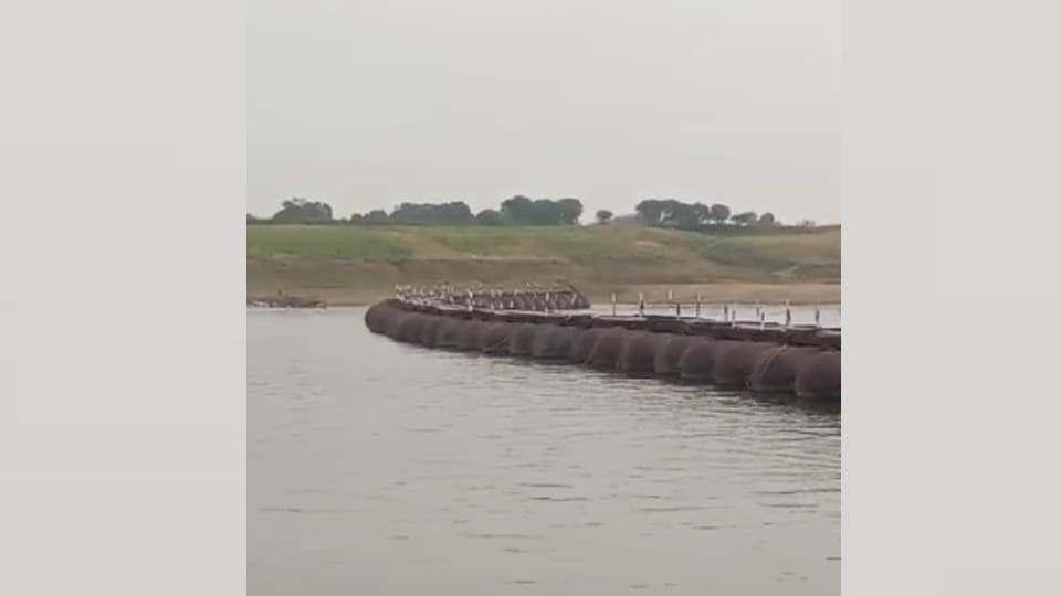 Fatehpur: Yamuna Pontoon Bridge Hit by Storm; Connectivity Disrupted Across Four Districts