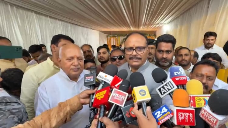 UP News: डिप्टी सीएम ने आजमगढ़ में पीएचसी कोइनहां का किया निरीक्षण, सपा पर जमकर साधा निशाना