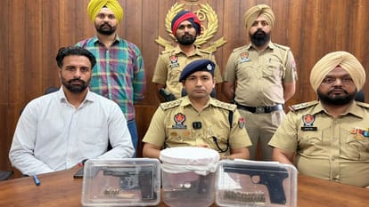 आरोपियों से बरामद हथियार।