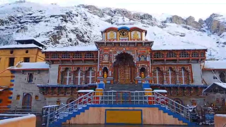 Chardham Yatra: कपाट खुलने से पहले बदरीनाथ में हुआ कार्यक्रम, तीर्थ पुरोहितों व  व पंडा समाज ने जताई आपत्ति