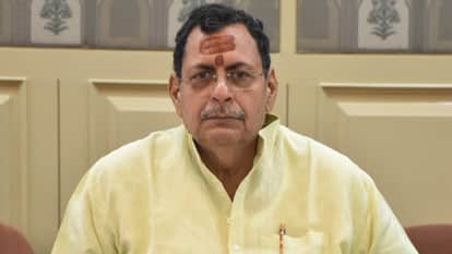 BJP MLA Ratnakar Mishra scolded Jal Nigam official for not supplying water in mirzapur