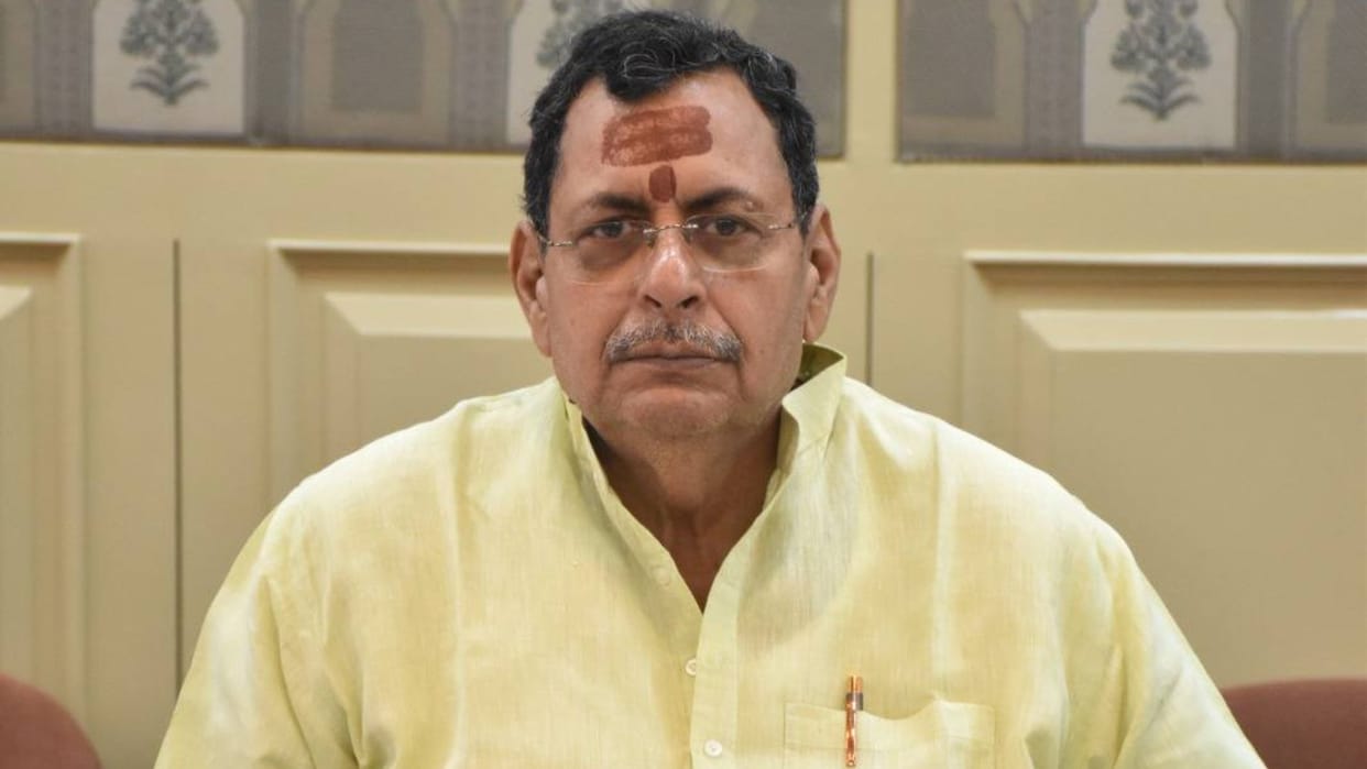 BJP MLA Ratnakar Mishra scolded Jal Nigam official for not supplying water in mirzapur
