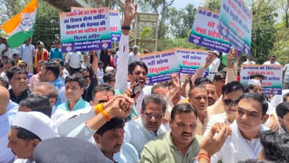 Bhopal News: Congress Stages Vigorous Protest in Bhopal Over Delays in Wheat Procurement; Gheraos Collector's