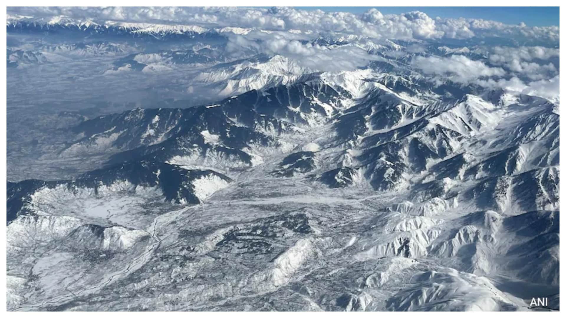 पहाड़ों पर जमी बर्फ