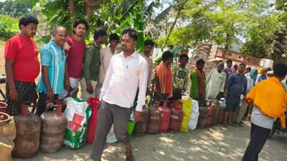 Cooking Gas Cylinders Nowhere Found People Frustrated by Delivery Notifications in ballia
