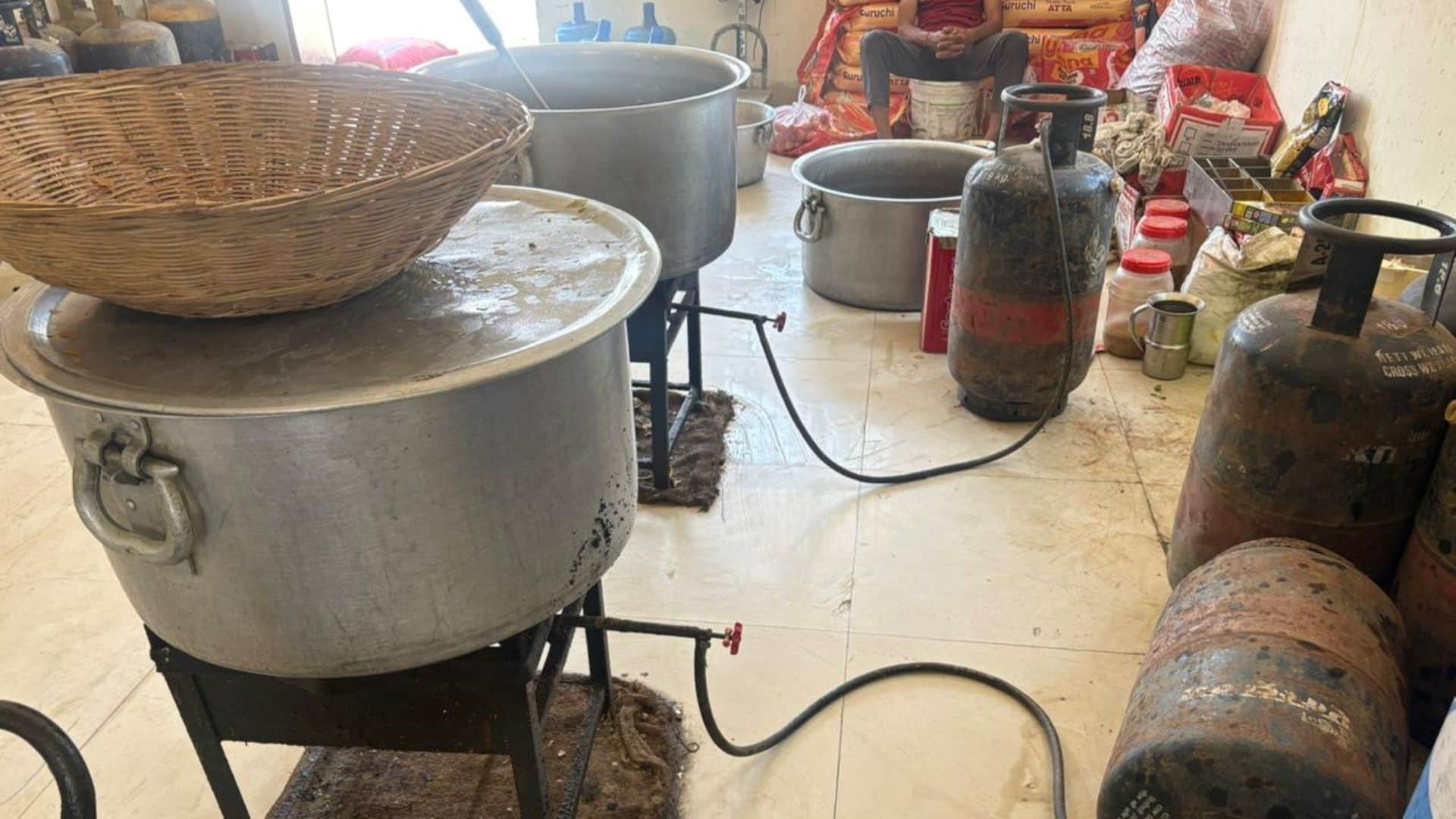 administration claims exposed in Bettiah vegetables waiting cylinder Didi kitchen grappling with gas crisis